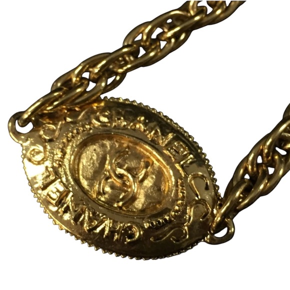 Chanel vintage gold-tone chain necklace with medallion - Picture 3 of 7